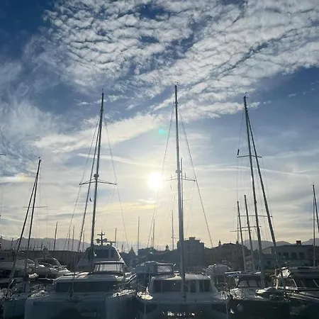 Giorgia House Boat Ботель *