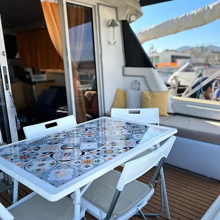 Giorgia House Boat Ботель *