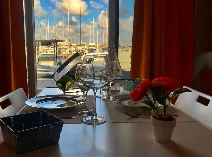 Botel Giorgia House Boat *