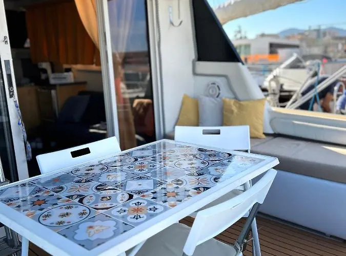 Giorgia House Boat Botel *