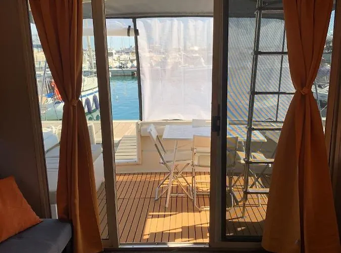 Giorgia House Boat Botel